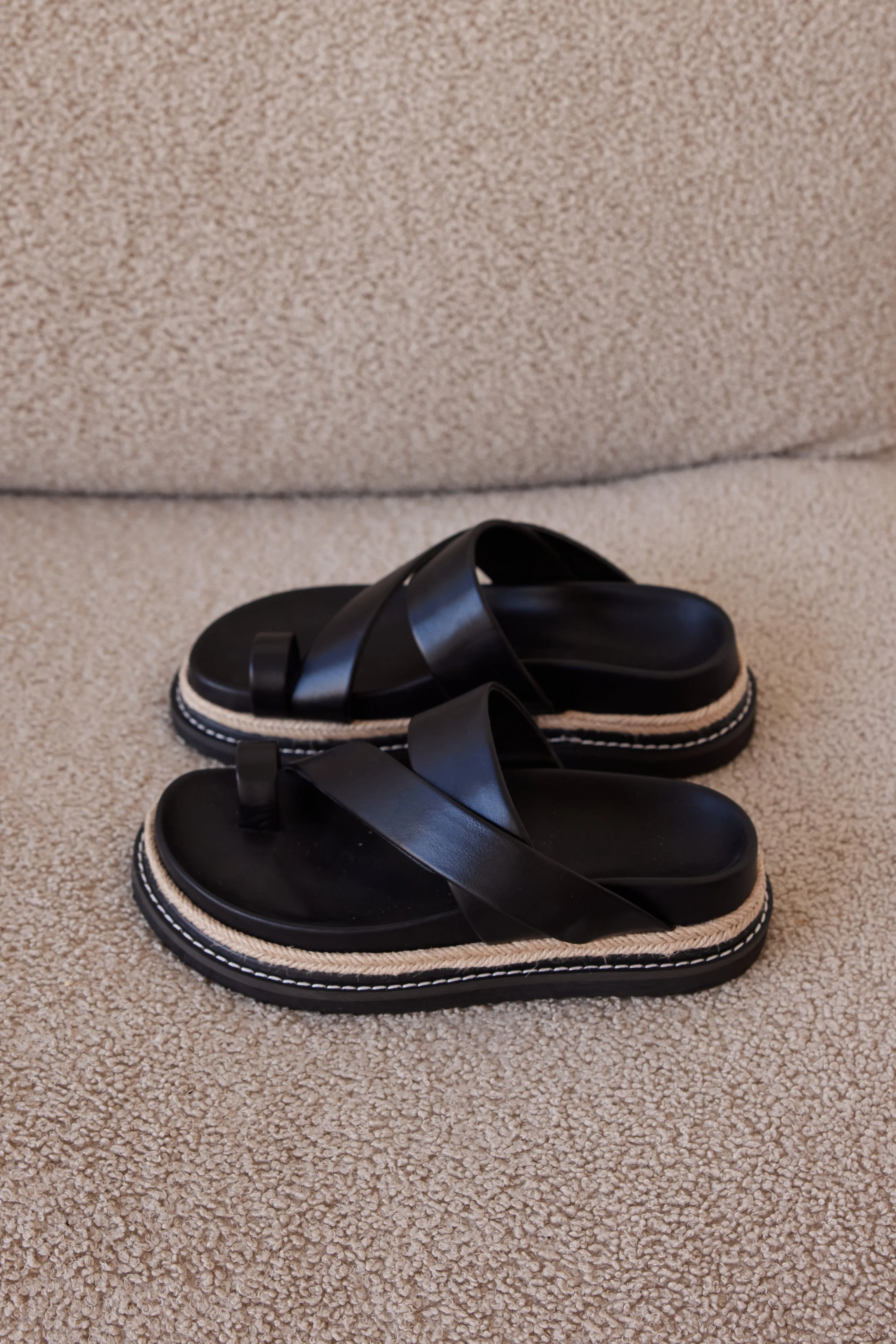 Armas Sandals (Black)