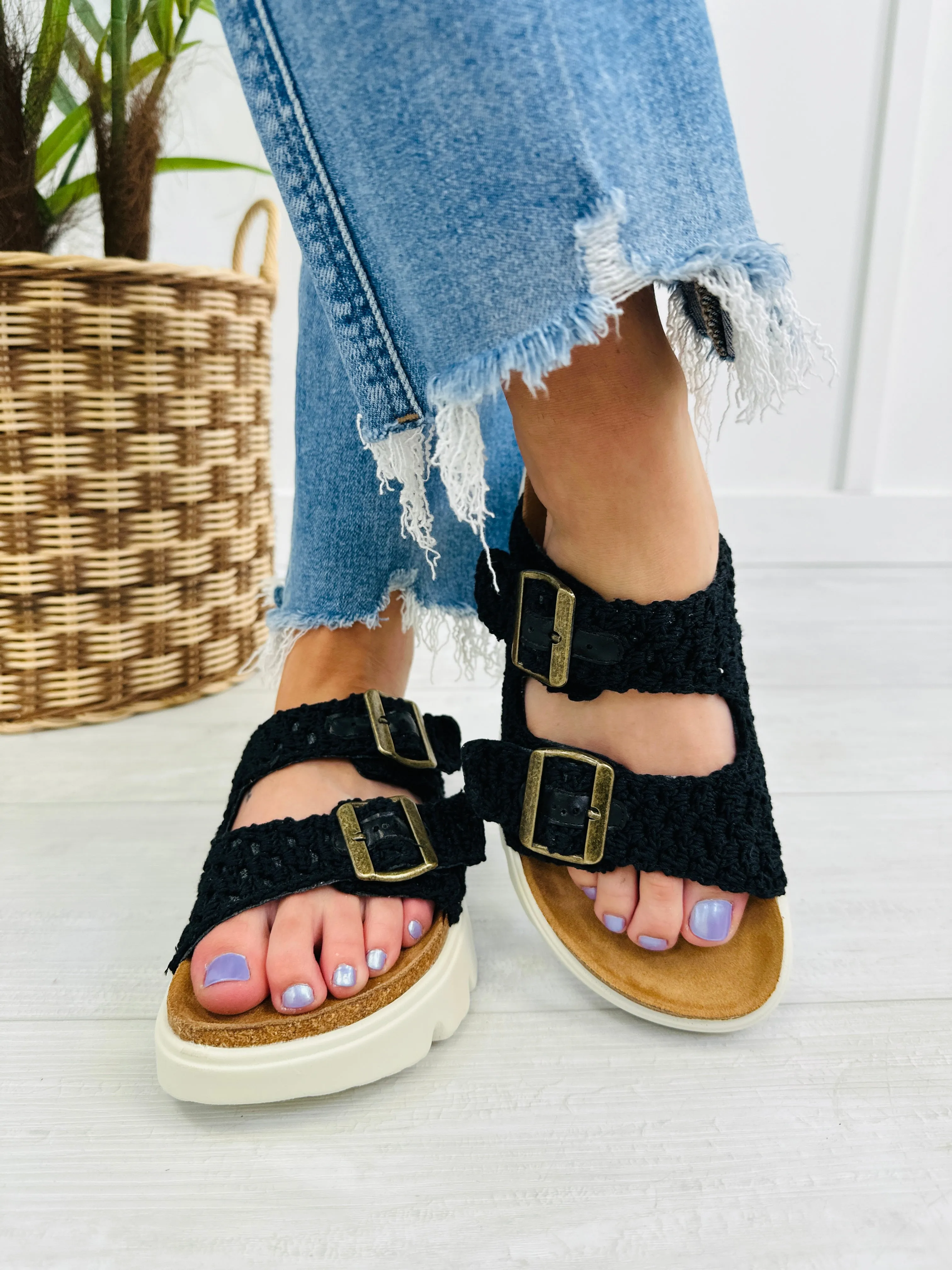 Divine Days Sandals In Black Macrame