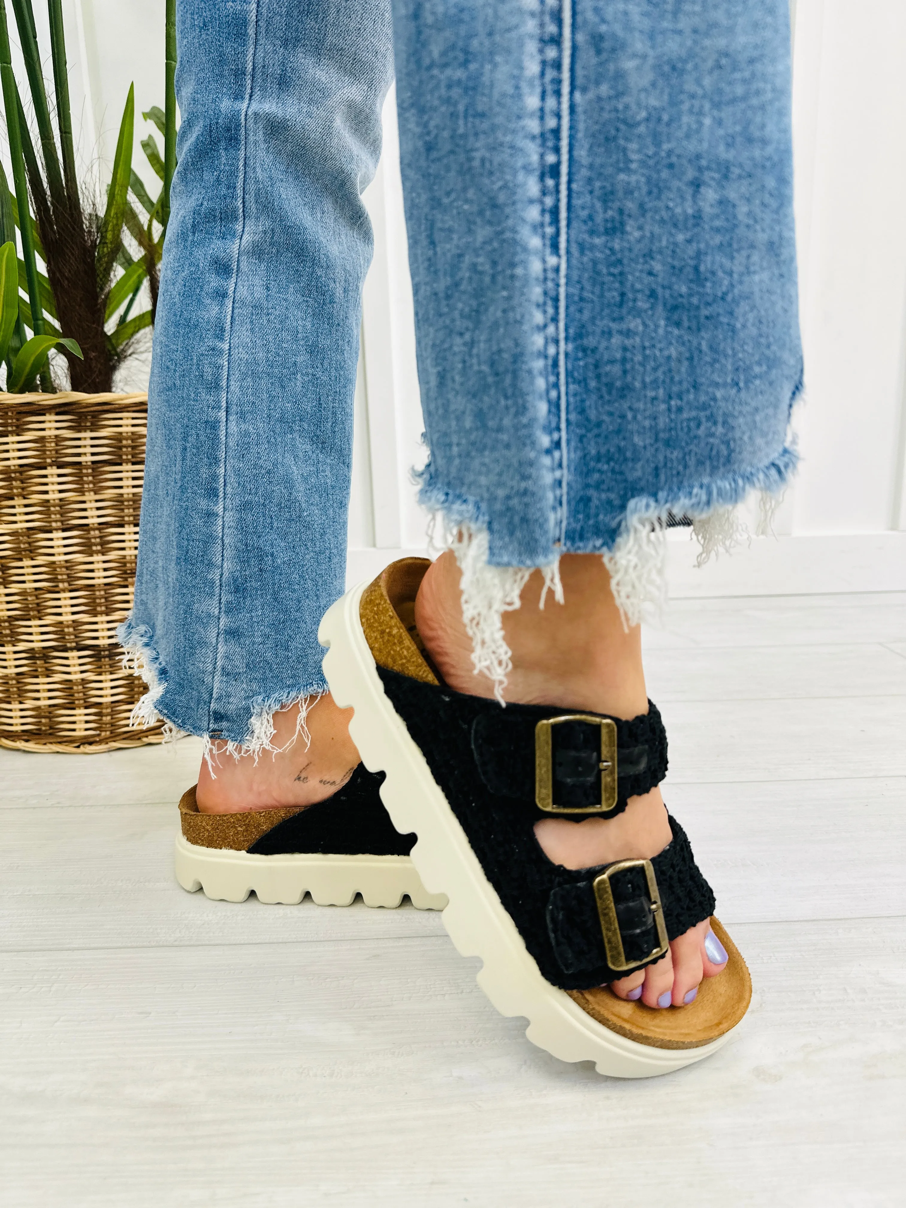 Divine Days Sandals In Black Macrame